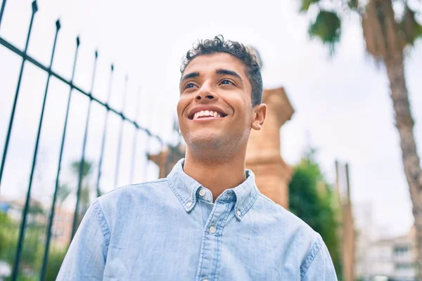 Joven Latino Sonriendo Feliz Caminando Por Ciudad —  Fotos de Stock