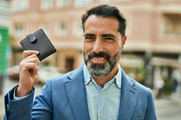 Geschäftsmann Mittleren Alters Lächelt Glücklich Und Hält Geldbörse Der Hand — Stockfoto