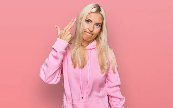 Ung Blond Kvinna Bär Casual Sweatshirt Skytte Och Döda Sig — Stockfoto