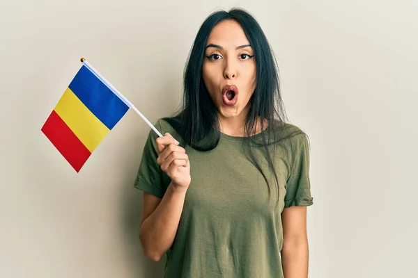 Jeune Fille Hispanique Tenant Drapeau Roumanie Effrayé Étonné Avec Bouche — Photo