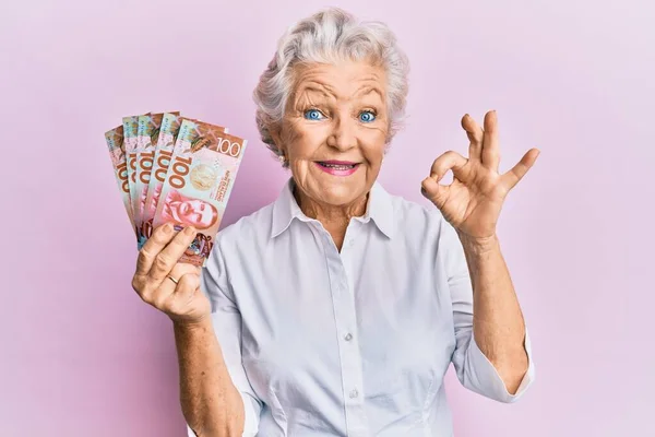 Senior Gråhårig Kvinna Med 100 Nya Zealand Dollar Sedel Gör — Stockfoto