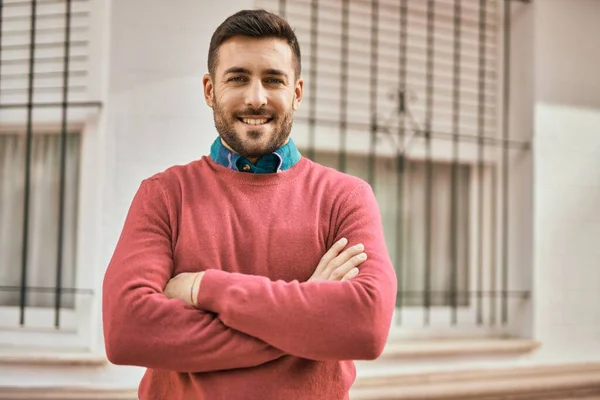Kollarını Kavuşturup Gülümseyen Genç Spanyol Adam Şehirde Mutlu Bir Şekilde — Stok fotoğraf