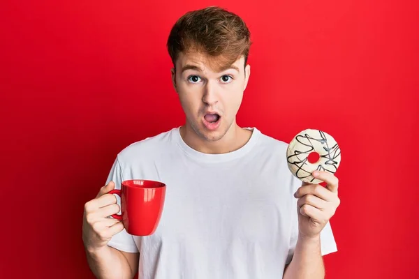 Jeune Homme Caucasien Buvant Une Tasse Café Croissant Effrayé Choqué — Photo