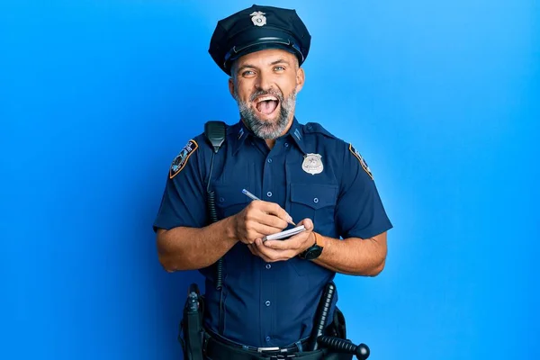 Orta Yaşlı Polis Üniforması Giyen Yakışıklı Adam Trafik Yazıyor Çılgınlığı — Stok fotoğraf