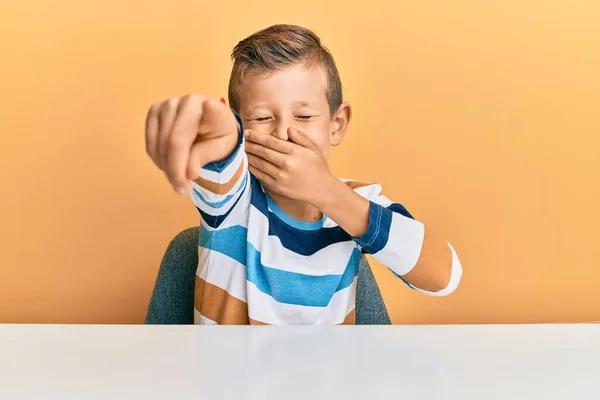 Adorable Enfant Caucasien Portant Des Vêtements Décontractés Assis Sur Table — Photo