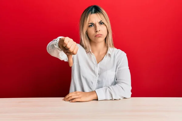 Mujer Caucásica Joven Con Ropa Casual Sentada Mesa Que Parece — Foto de Stock