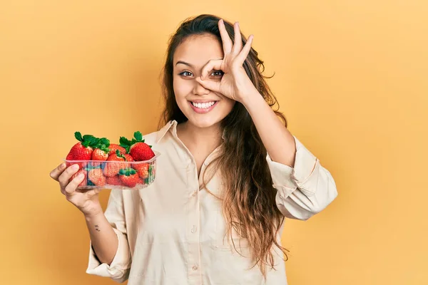 Ung Latinamerikansk Flicka Håller Jordgubbar Gör Gest Med Handen Leende — Stockfoto