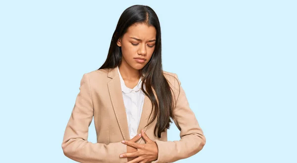 消化不良 痛みを伴う病気が体調不良のため 美しいヒスパニック系の女性が胃の上に手でビジネスジャケットを着ている キャッシュ コンセプト — ストック写真