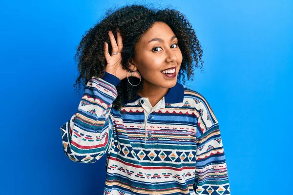 Hermosa Mujer Afroamericana Con Pelo Afro Vistiendo Ropa Casual Sonriendo — Foto de Stock