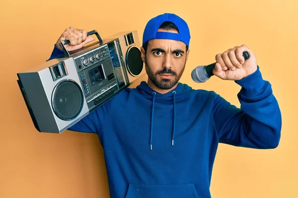 Jovem Hispânico Segurando Boombox Ouvindo Música Cantando Com Microfone Cético — Fotografia de Stock