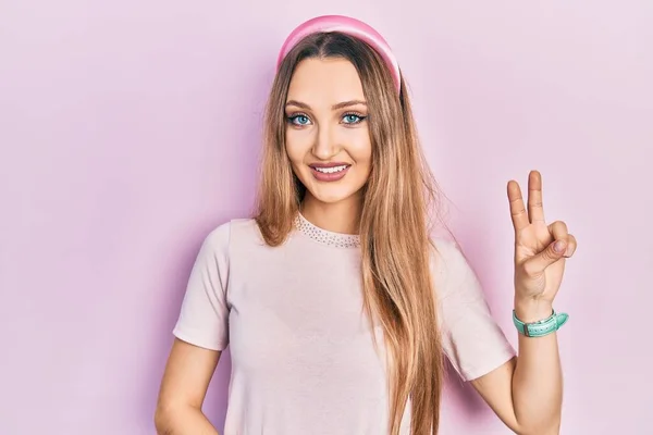 Menina Loira Jovem Vestindo Roupas Casuais Sorrindo Olhando Para Câmera — Fotografia de Stock