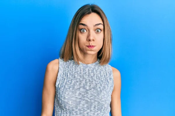 Junge Kaukasische Blondine Lässigem Shirt Das Wangen Mit Lustigem Gesicht — Stockfoto