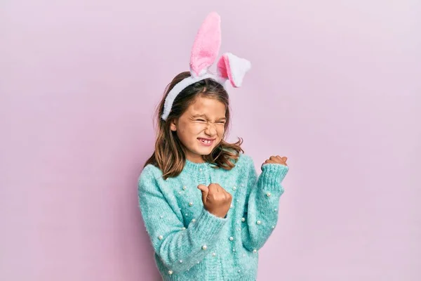 Kis Gyönyörű Lány Visel Aranyos Húsvéti Nyuszifül Izgatott Siker Karok — Stock Fotó