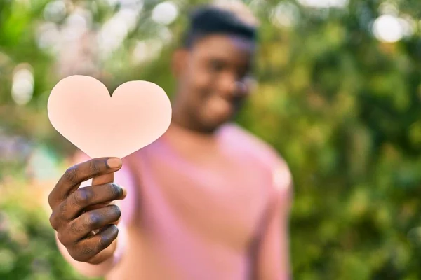 Jovem Afro Americano Sorrindo Feliz Segurando Papel Coração Cidade — Fotografia de Stock