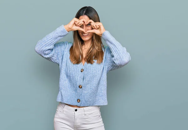 Jonge Vrouw Draagt Casual Kleding Doen Hart Vorm Met Hand — Stockfoto