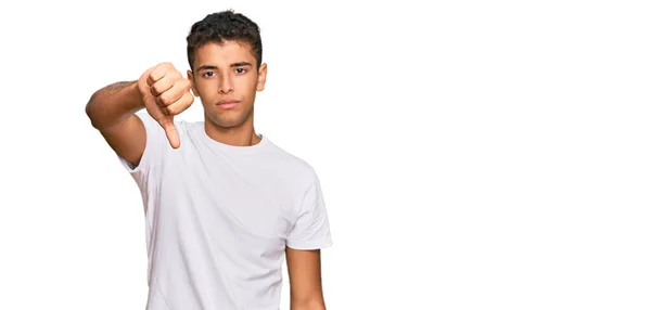 Ein Junger Gutaussehender Afrikanisch Amerikanischer Mann Einem Lässigen Weißen Shirt — Stockfoto