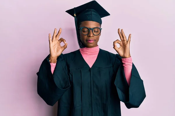 Jovem Afro Americana Vestindo Boné Formatura Roupão Cerimônia Relaxado Sorrindo — Fotografia de Stock