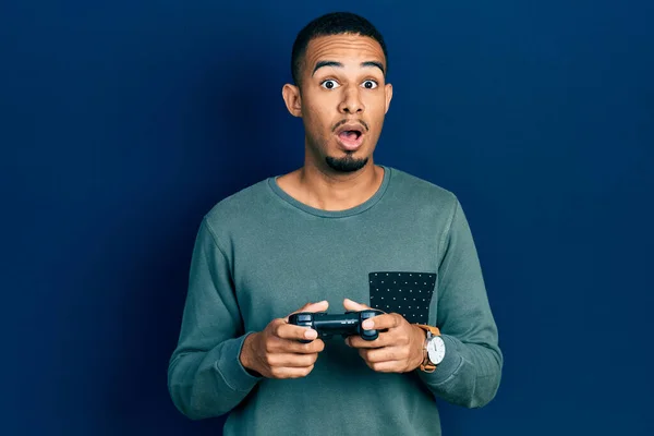 Ung Afrikansk Amerikansk Man Spelar Spel Håller Controller Rädd Och — Stockfoto