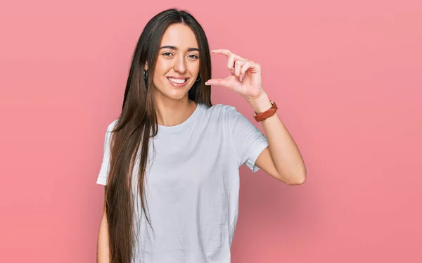 Jong Latijns Amerikaans Meisje Draagt Casual Wit Shirt Glimlachend Zelfverzekerd — Stockfoto
