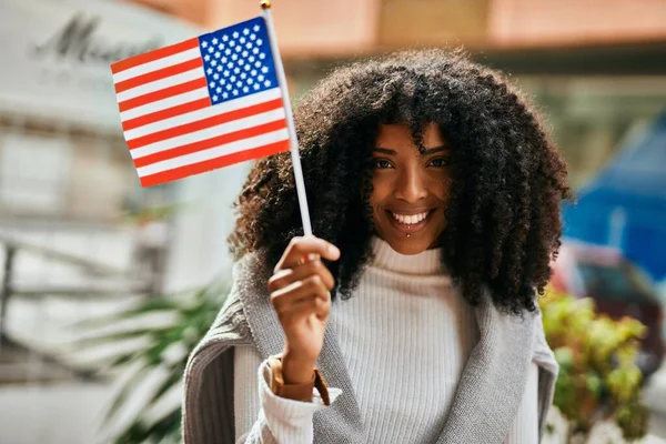 Ung Afrikansk Amerikansk Kvinna Ler Lycklig Hålla Usa Flagga Staden — Stockfoto