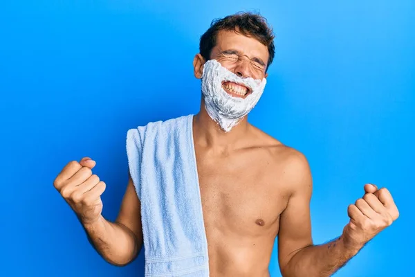 Hombre Guapo Salvando Barba Con Espuma Afeitada Sobre Cara Muy — Foto de Stock