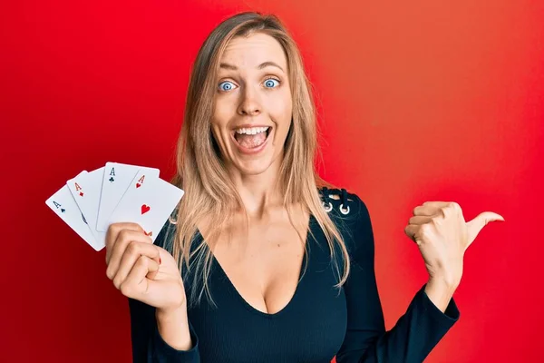 Красивая Белая Женщина Держит Туз Покер Карты Указывая Пальцем Вверх — стоковое фото
