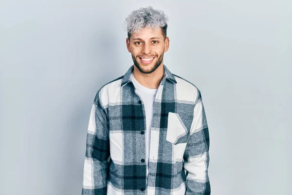 Junger Hispanischer Mann Mit Modern Gefärbten Haaren Lässigem Hemd Mit — Stockfoto