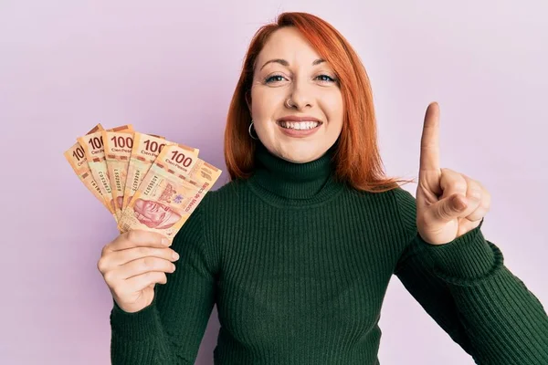 Mulher Ruiva Bonita Segurando 100 Pesos Mexicanos Notas Sorrindo Com — Fotografia de Stock