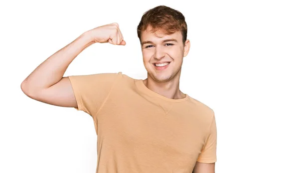 Joven Hombre Caucásico Usando Ropa Casual Persona Fuerte Mostrando Músculo — Foto de Stock