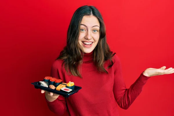 Joven Morena Mostrando Plato Sushi Celebrando Logro Con Sonrisa Feliz —  Fotos de Stock