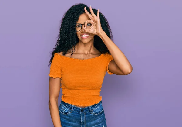 Mulher Afro Americana Meia Idade Vestindo Roupas Casuais Óculos Fazendo — Fotografia de Stock