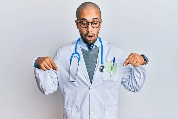 Latino Volwassen Man Doktersuniform Stethoscoop Naar Beneden Wijzend Met Vingers — Stockfoto