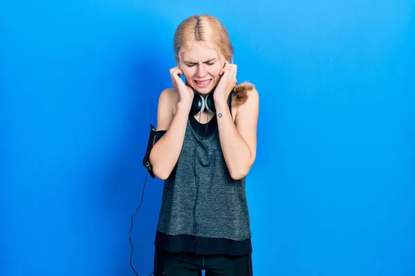 Mooie Blanke Vrouw Met Blond Haar Met Sportkleding Oren Met — Stockfoto