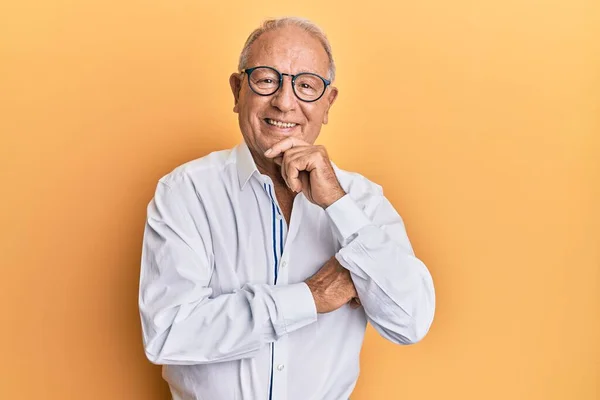 Hombre Caucásico Mayor Con Ropa Casual Gafas Sonrientes Mirando Confiado — Foto de Stock