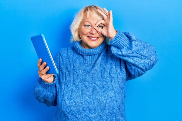 Blonde Frau Mittleren Alters Mit Touchpad Gerät Lächelnd Glücklich Tun — Stockfoto