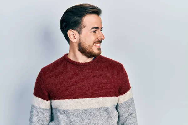 Hombre Caucásico Guapo Con Barba Usando Suéter Invierno Casual Mirando —  Fotos de Stock