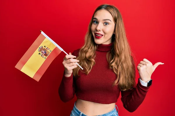 Mujer Rubia Joven Sosteniendo Bandera España Señalando Pulgar Hacia Lado —  Fotos de Stock