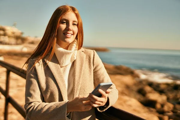 Jong Roodharig Meisje Glimlachen Gelukkig Met Behulp Van Smartphone Het — Stockfoto