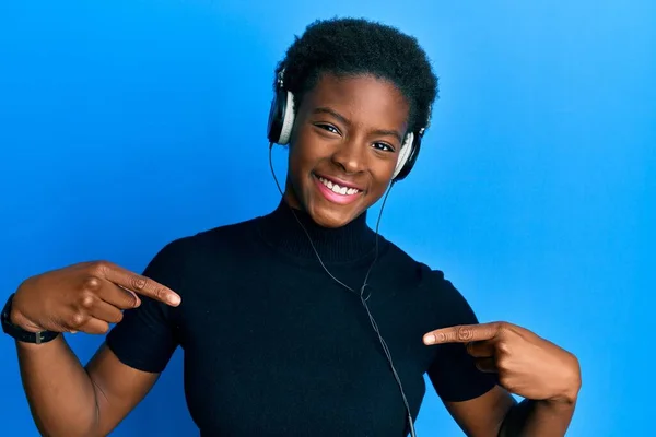 Jeune Fille Afro Américaine Écoute Musique Aide Écouteurs Regardant Confiant — Photo