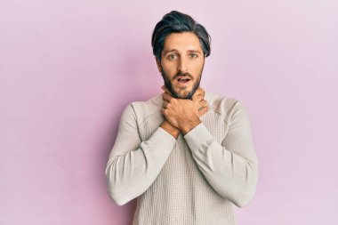 Sıradan bir kazak giyen genç İspanyol adam boğularak can çekiştiği için bağırıyor ve boğuluyor. Sağlık problemi. Boğulma ve intihar konsepti. 