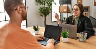 Ofiste çalışan iki beyaz iş adamı..