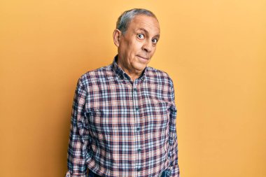 Yakışıklı, gri saçlı, sıradan tişörtlü, gülümseyen, yan bakan ve düşünen son sınıf öğrencisi.. 