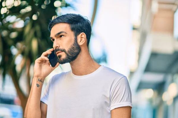 Junger Hispanischer Mann Mit Ernstem Gesichtsausdruck Spricht Auf Dem Smartphone — Stockfoto