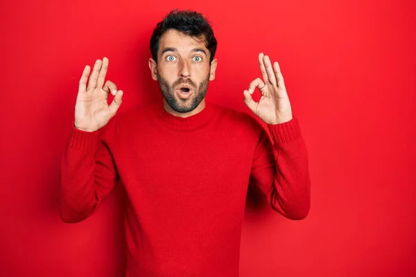 Homem Bonito Com Barba Vestindo Camisola Vermelha Casual Olhando Surpreso — Fotografia de Stock