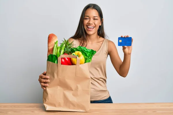 Hermosa Mujer Hispana Sosteniendo Comestibles Tarjeta Crédito Sonriendo Riendo Voz — Foto de Stock