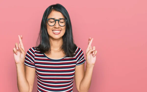 Belle Jeune Femme Asiatique Portant Des Vêtements Décontractés Des Lunettes — Photo