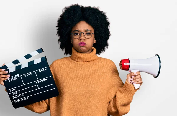 Jovem Afro Americana Segurando Vídeo Filme Clapboard Megafone Soprando Bochechas — Fotografia de Stock