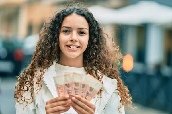 Ισπανόφωνη Κοπέλα Χαμογελά Ευτυχισμένη Κρατώντας Δολάρια Στην Πόλη — Φωτογραφία Αρχείου