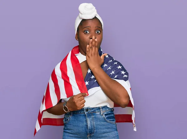 Ung Afrikansk Kvinna Med Turban Håller Usa Flagga Täcker Munnen — Stockfoto