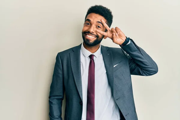 Bonito Homem Hispânico Com Barba Vestindo Terno Negócios Gravata Fazendo — Fotografia de Stock